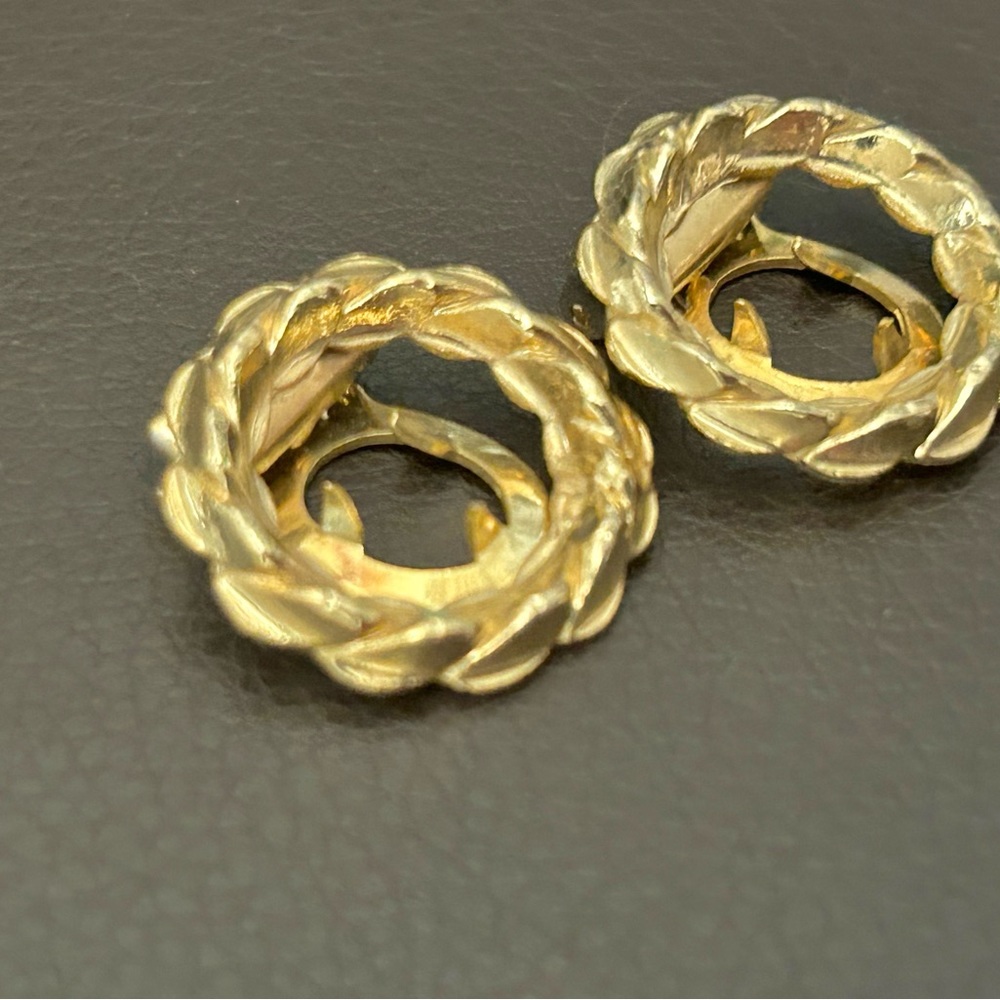 Gold Wreath Scarf Clips - Picture 2 of 5